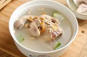 炖鸽子汤，要不要焯水？大厨分享2个秘诀，营养不流失，汤浓肉香