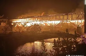 太可惜了，中国最长木拱廊桥被烧毁！有932年历史，现只剩骨架