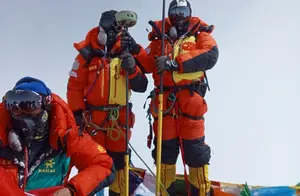 登上珠峰有多难？海拨7000米以上，系个鞋带都得5分钟……