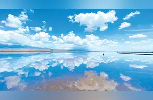 茶卡盐湖：湖水融化蓝天里
