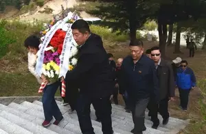 38军后代朝鲜行（七）烈士墓前热泪洒