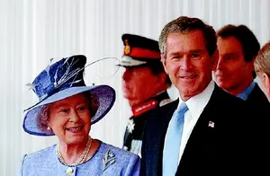 小布什在向往已久的白金汉宫住了3晚，破坏力超强，惹怒英国女王