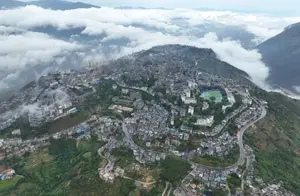 云南有座完全建在山顶的县城，四周都是悬崖，宛若“天空之城”