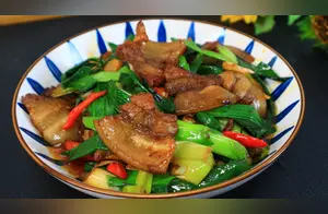 传统名菜“回锅肉”的做法，香而不腻，好吃下饭，家的味道
