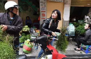 去越南旅游时，若是遇到水果店老板主动给你递手套，最好直接拒绝