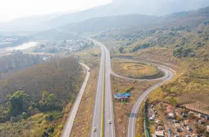 云南省新建高速公路工程，主线双向四车道，设计速度80公里/小时