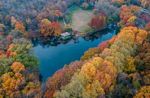 南京紫金山现“心形湖”，藏在醉美的秋色里，景色美如画