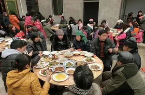 武汉农村流水席，300一桌全是硬菜，网友：酒席原有的样子，羡慕